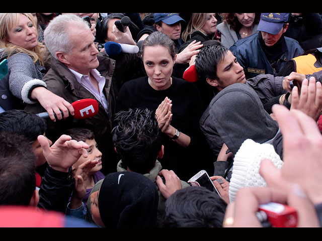 Анджелина Джоли, посол доброй воли ООН, посетила лагерь беженцев в Греции  