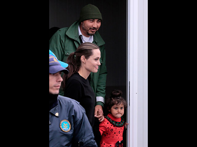 Анджелина Джоли, посол доброй воли ООН, посетила лагерь беженцев в Греции  
