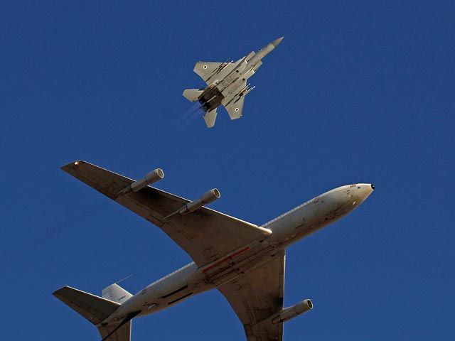 Истребитель F-15 и самолет-заправщик Boeing 707