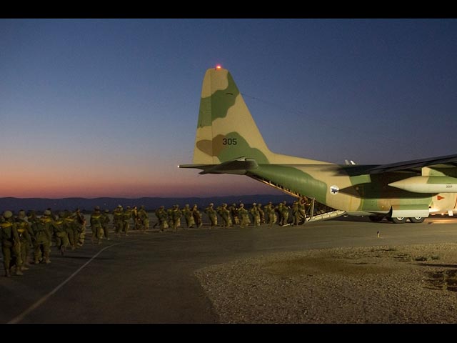 Военно-транспортный самолет Lockheed C-130 Hercules