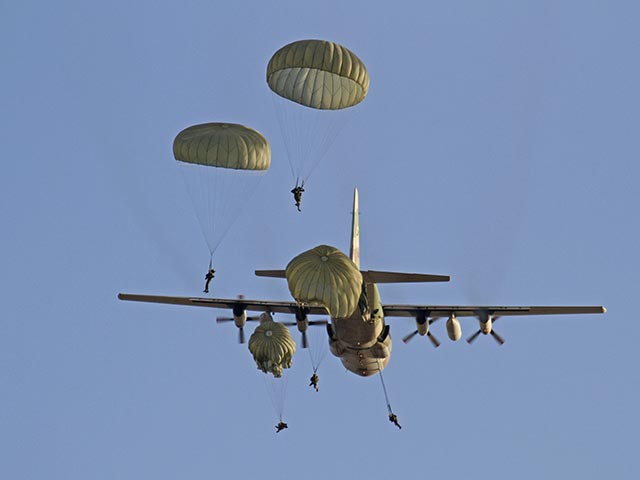 Военно-транспортный самолет Lockheed C-130 Hercules