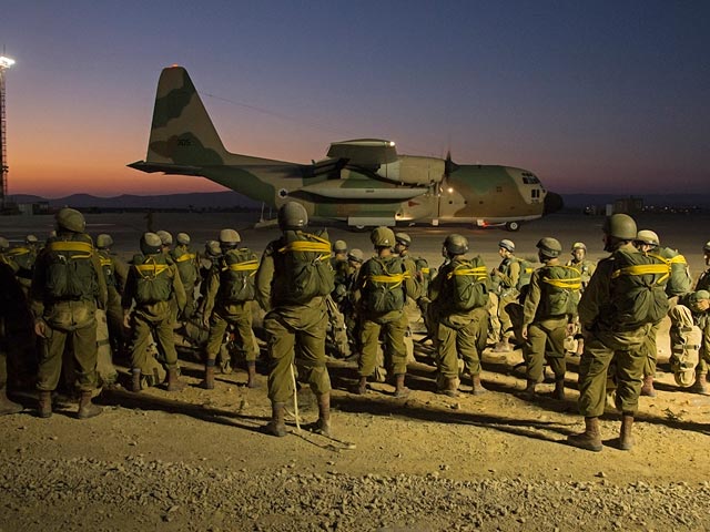   Военно-транспортный самолет Lockheed C-130 Hercules