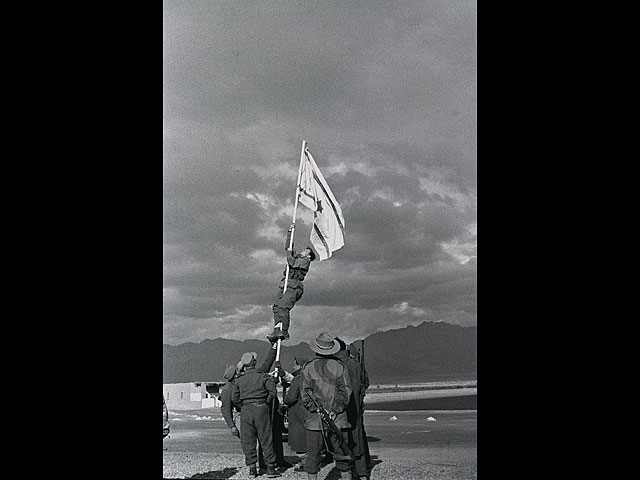 Авраам Адан водружает чернильный флаг, 5 марта 1949 года