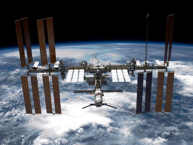 Корабль "Союз" доставил трех космонавтов на Международную космическую станцию