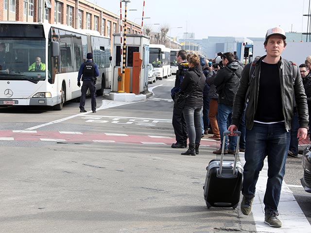 Эвакуация граждан после теракта из аэропорта Брюсселя