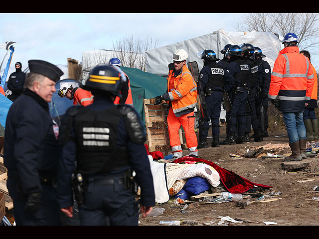 Демонтаж лагеря беженцев в Кале обернулся бунтом: полиция применила спецсредства  