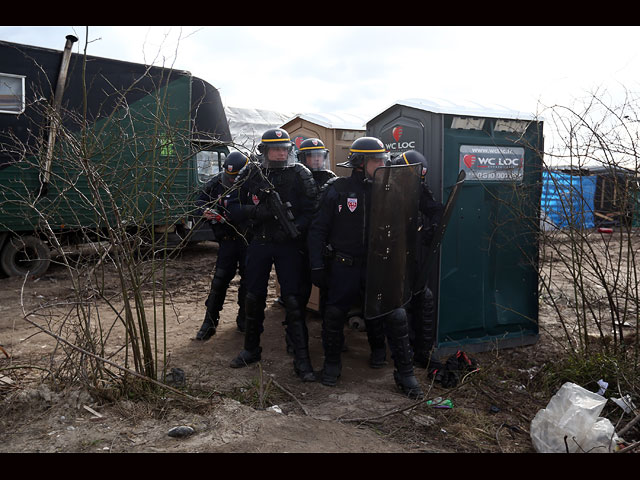 Демонтаж лагеря беженцев в Кале обернулся бунтом: полиция применила спецсредства  