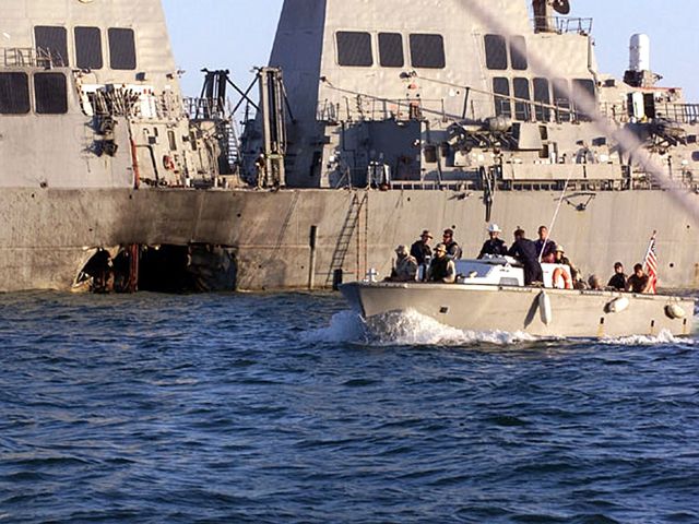 Эсминец USS Cole, подвергшийся нападению террористов