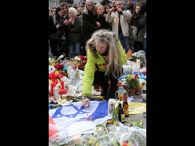 Акция памяти жертв терактов на площади Ла Бурс