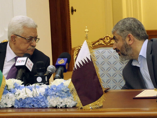Лидер ФАТХ Махмуд Аббас и лидер ХАМАС Халид Машаль на переговорах в Дохе. Февраль 2012 года