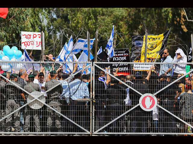 Около тысячи израильтян ждут возле военного суда в Кастине решения по делу солдата  