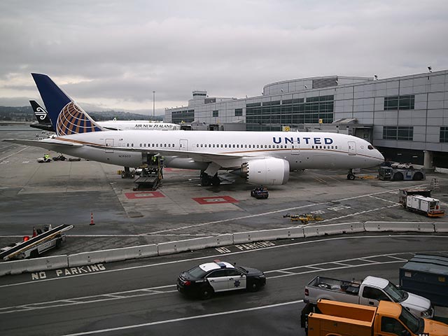 Самолет United Airlines прервал рейс из-за фермера, который купировал недосып йогой  
