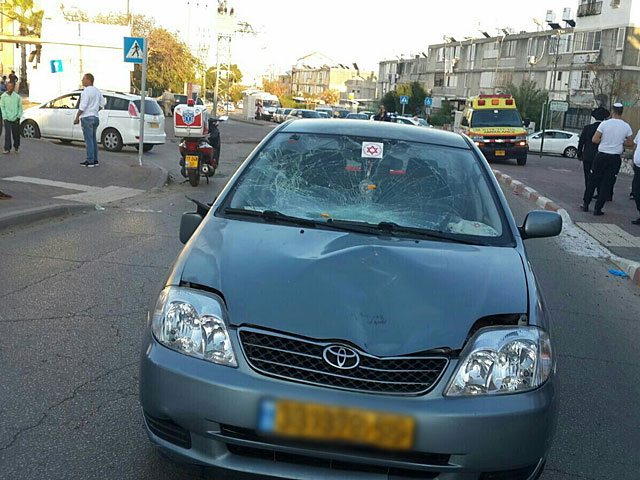 В Ашкелоне автомобиль сбил мужчину, переходившего дорогу с маленькой дочерью  