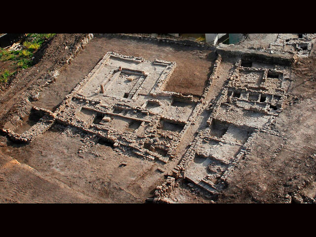 Аэроснимок древней синагоги в районе поселка Мигдаль