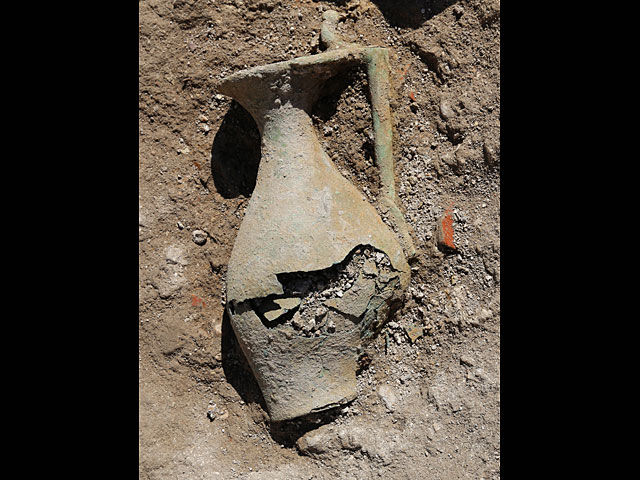 Урна, обнаруженная на месте раскопок