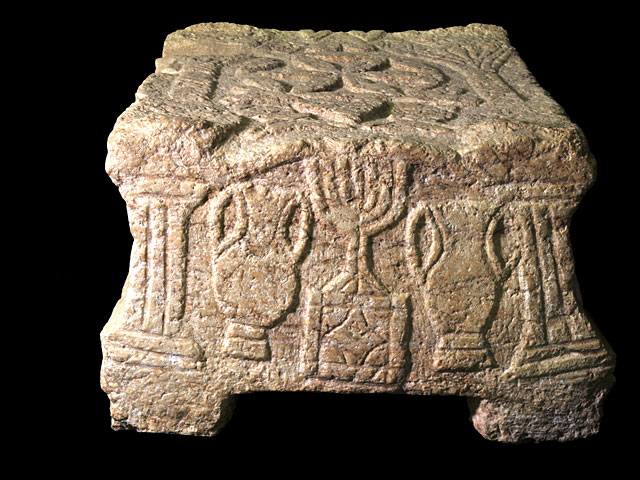 Камень с символами, обнаруженная на месте раскопок