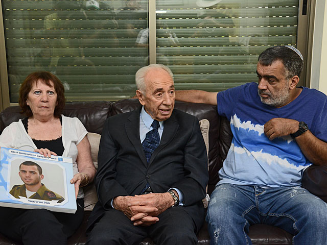 Шимон Перес навещает семью Орона Шауля, 6 августа 2014 года
