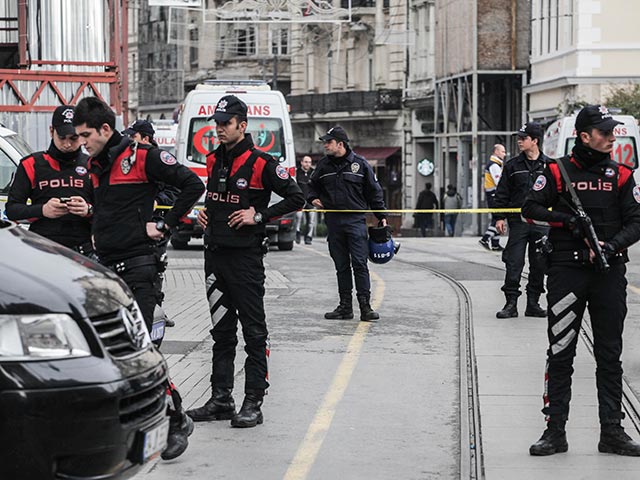 На месте теракта в Стамбуле. 19 марта 2016 года   