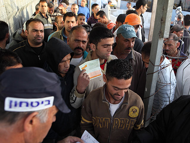 Walla: ШАБАК аннулировал сотни разрешений на работу палестинских арабов в Израиле  