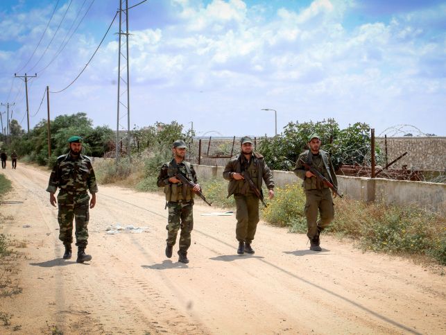 Боевики ХАМАС патрулируют египетскую границу. 14.04.2016