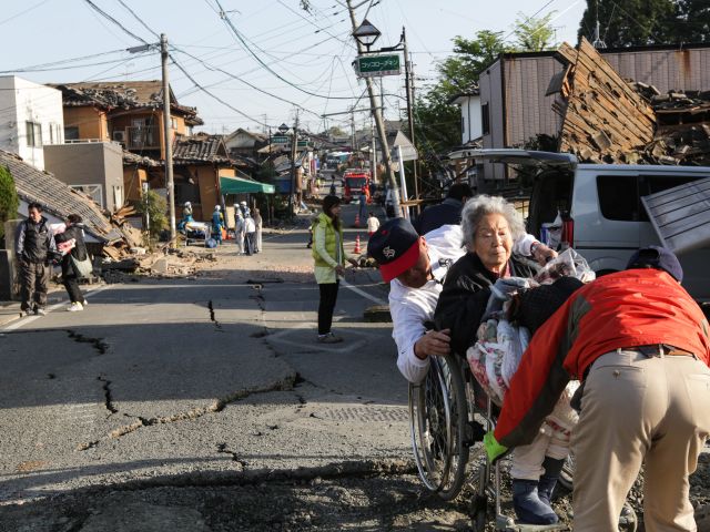 Землетрясения на юге Японии: сотни подземных толчков магнитудой до 7,3, число жертв растет