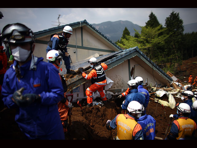 На острове Кюсю, на юге Японии, продолжаются поисково-спасательные и восстановительные работы после серии землетрясений, начавшихся в субботу