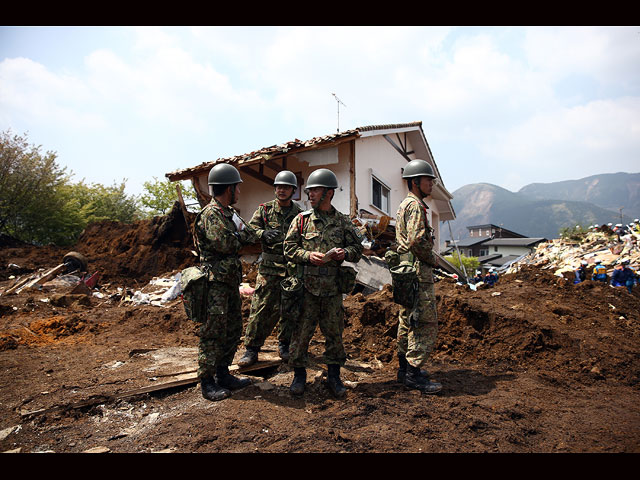 На острове Кюсю, на юге Японии, продолжаются поисково-спасательные и восстановительные работы после серии землетрясений, начавшихся в субботу