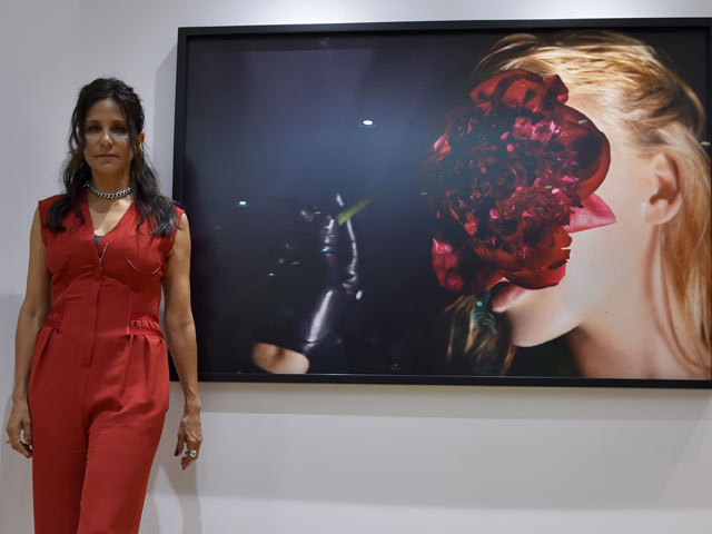 На выставке работ калифорнийской фотохудожницы Лори Линн Старк под названием "Buds 'N' Blooms" (Бутоны и цветы). Токио, 21 апреля 2016 года