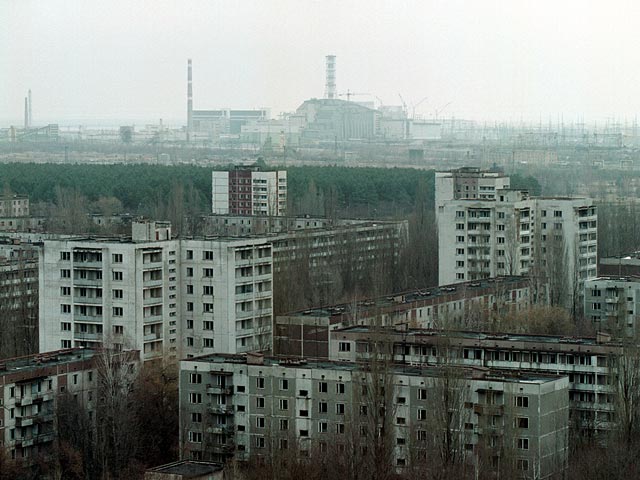Вид на Припять и Четвертый блок Чернобыльской АЭС. 2000 год