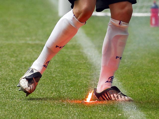 Матч "Гетеборг" &#8211; "Мальме" был прекращен после того, как петарда разорвалась под ногами футболиста