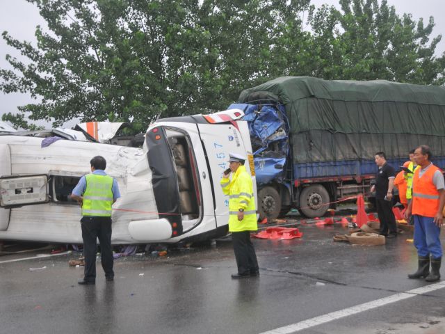 В Китай перевернулся грузовик с камнями, 14 человек погибли