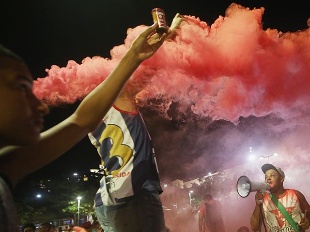 "Красный протест" в Рио: социалисты поддержали президента Руссефф