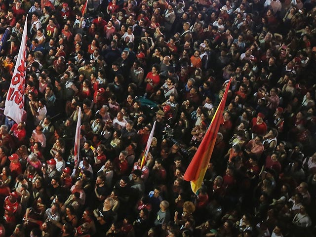 "Красный протест" в Рио: социалисты поддержали президента Руссефф