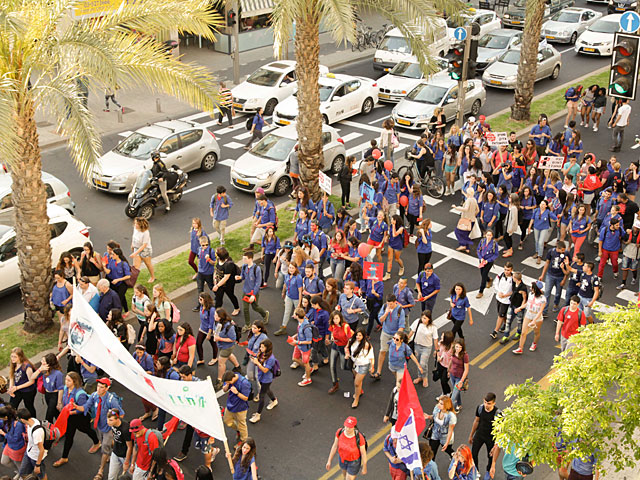 Тысячи израильтян принимают участие в Первомайском демонстрации в Тель-Авиве  