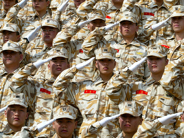 КНДР готовится к съезду: запрещены похороны и свадьбы, солдатам вырывают ногти