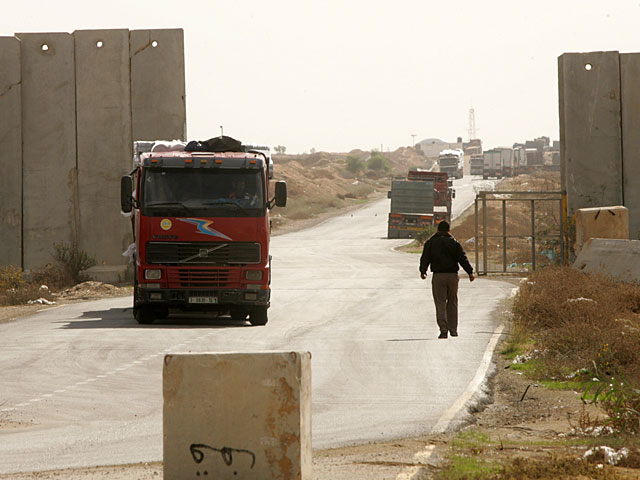 Моше Яалон распорядился открыть КПП "Эрез" для грузовиков, следующих в Газу  