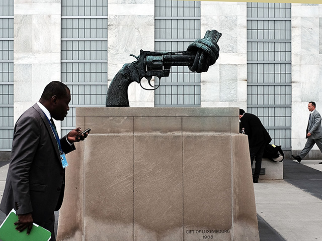 Скульптура "Без насилия", Нью-Йорк