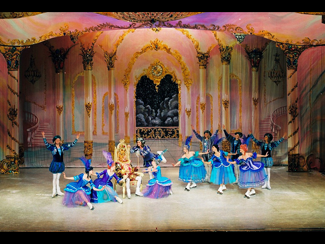 В этом году труппа привозит балет П.И.Чайковского "Лебединое озеро" и романтическую сказку "Золушка" на музыку Сергея Прокофьева