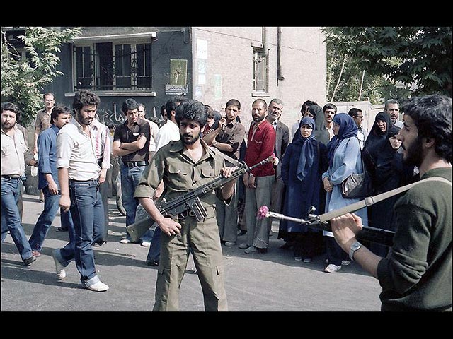 Обстановка перед парадом "20-миллионной армии Имама     Хомейни" перед посольством США