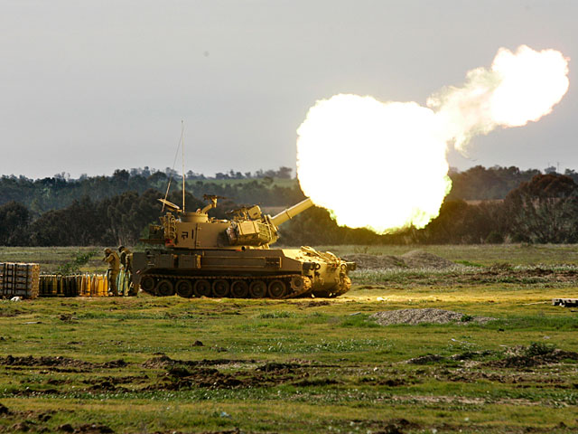 В ответ военнослужащие ЦАХАЛа выпустили несколько танковых снарядов в сторону возможного источника огня