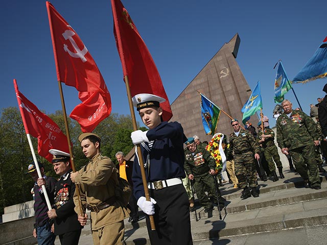 "Ночные волки" и "Бессмертный полк" отметили День Победы в Берлине