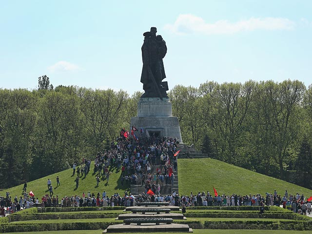 "Ночные волки" и "Бессмертный полк" отметили День Победы в Берлине