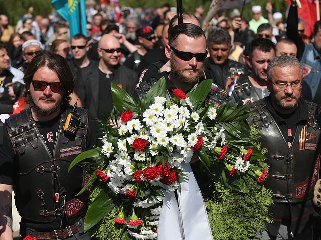 "Ночные волки" и "Бессмертный полк" отметили День Победы в Берлине