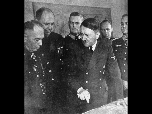 Адольф Гитлер и премьер-министр Румынии Ион Антонеску в 1944 году