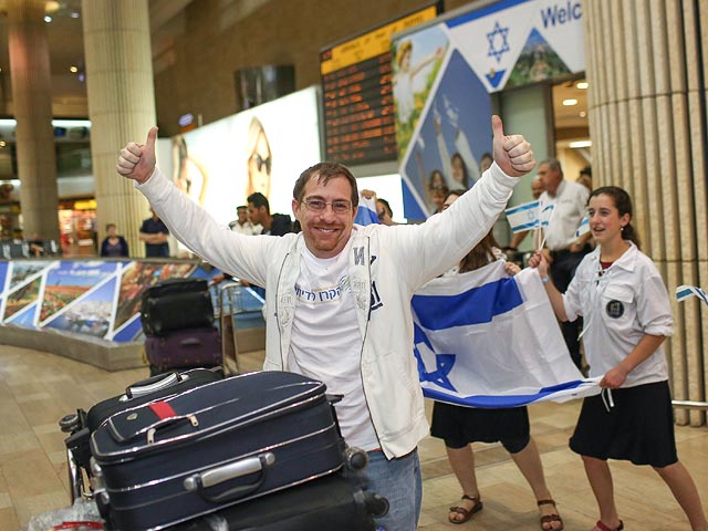     В преддверии Дня независимости в Израиль прибыли 50 репатриантов из семи стран
