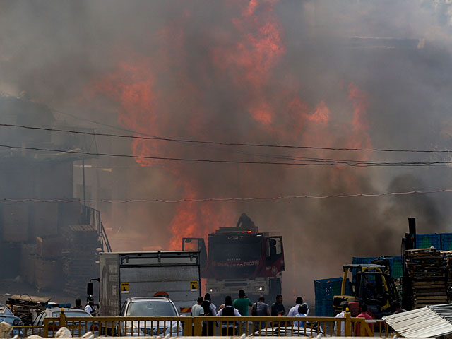 Пожар, охвативший оптовый склад в столичном районе Гиват Шауль