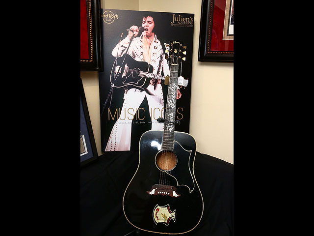 Гитара Элвиса Пресли на выставке в Нью-Йорке.  16 мая 2016 года  