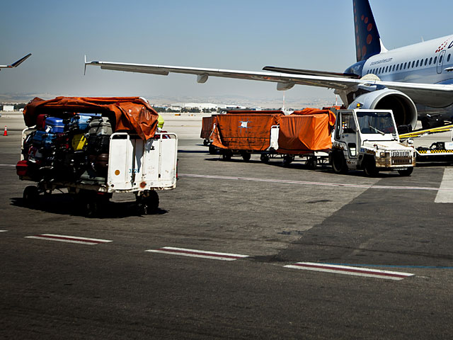 Весь багаж пришлось выгрузить, чтобы обнаружить чемоданы, принадлежащие пассажиру