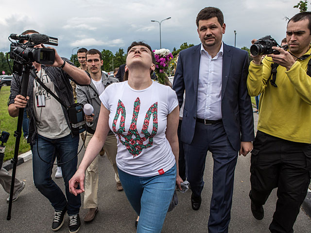 Надежда Савченко прибыла в аэропорт Борисполь