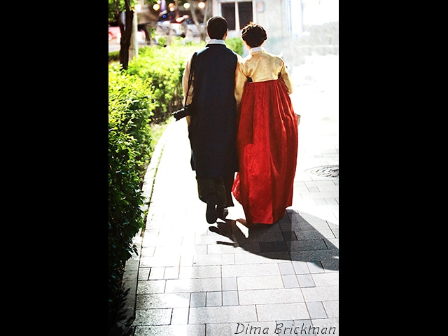 Однажды в полночь где-то в Сеуле женщина и мужчина, одетые в традиционные корейские одежды, шли по улице взявшись за руки. И они никуда не торопились. Да и куда надо торопиться женщине и мужчине, если они УЖЕ идут, взявшись за руки